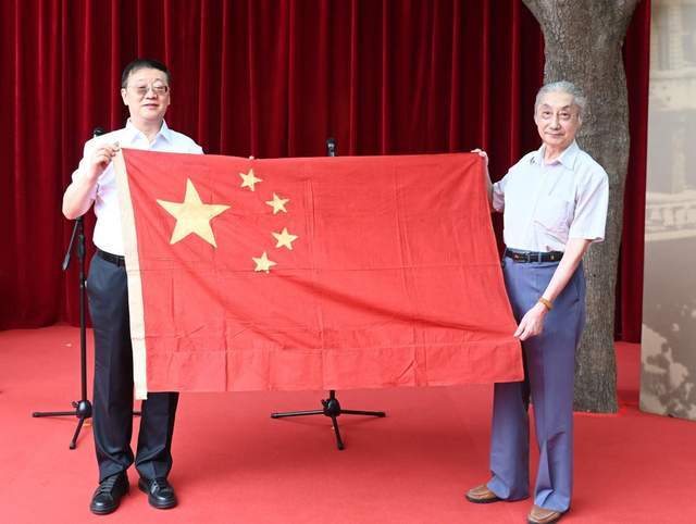 珍贵历史资料捐赠者谢黎明向主办方进行实物捐赠。（图片来源：台盟中央）