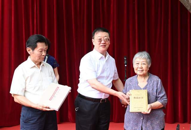 全国人大常委会委员、台盟中央常务副主席李钺锋为捐赠者梁月心、张宁颁发收藏证书。（图片来源：台盟中央）