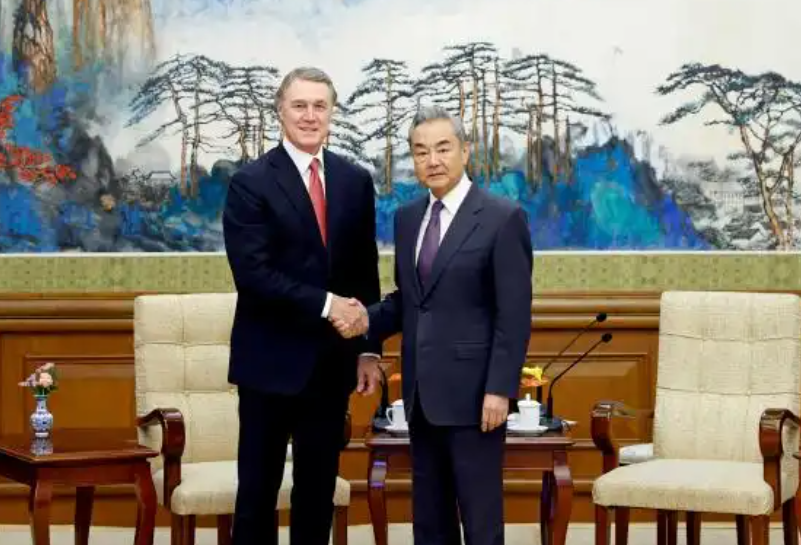 王毅会见美国新任驻华大使庞德伟