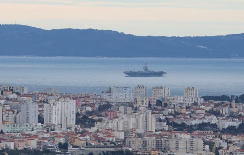 美“福特”号航母驶入克罗地亚港口