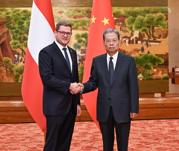 赵乐际会见奥地利中国友好协会高级代表团